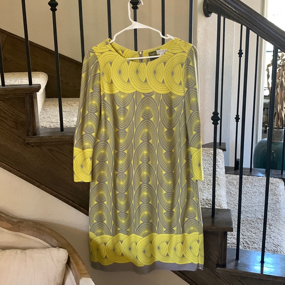 Taylor/a pea in the pod maternity dress. Will also fit post maternity